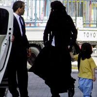 Michael Jackson, de compras por Bahrein  vestido de mujer musulmana